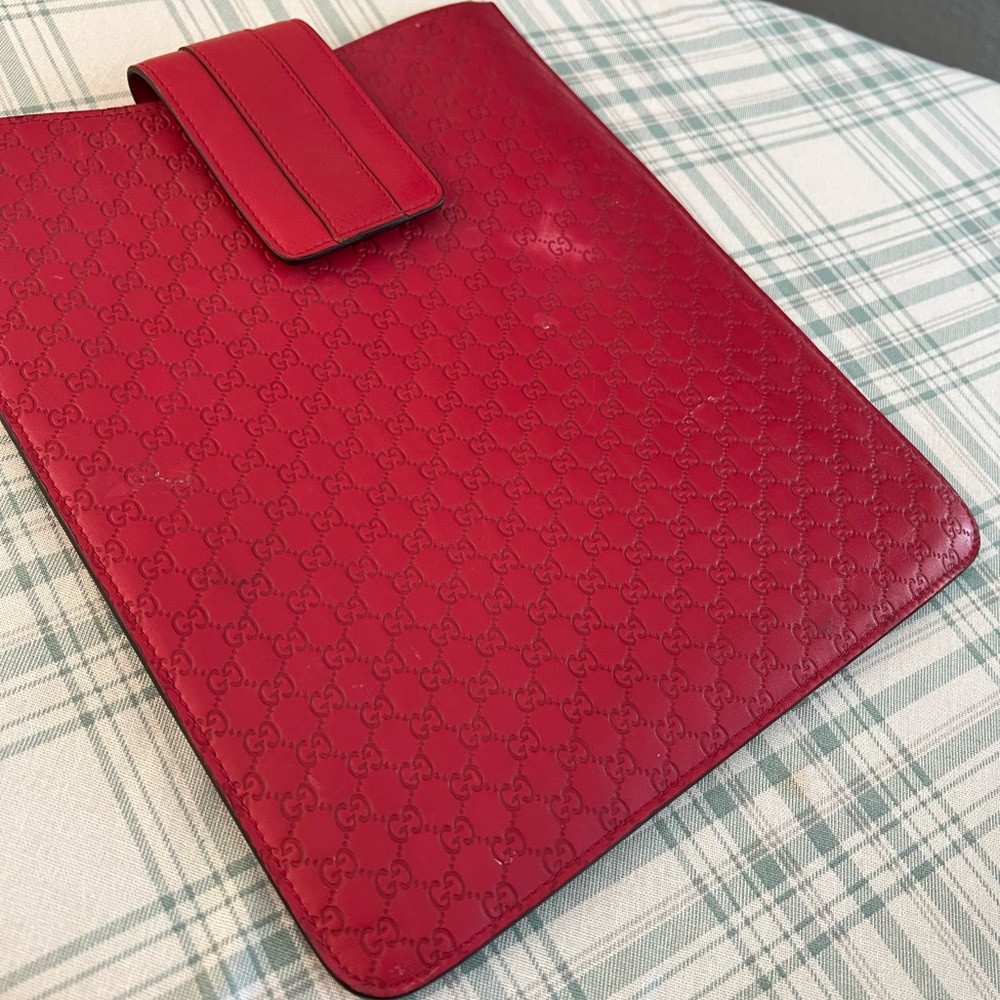 BEAUTIFUL RED GUCCI DOCUMENT OR LAPTOP CASE.MINOR DAMAGE 9" wide and 10" long - Picture 3 of 5